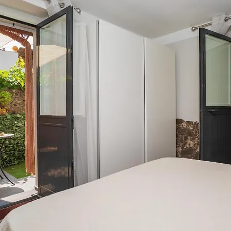 A Ugghia- Dependance *